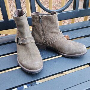 Clarks Lug Sole Brown Suede Boots - Sz 8
